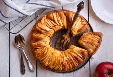 Dilimlenmiş elma ve kahverengi şekerli ev yapımı lezzetli elmalı turta