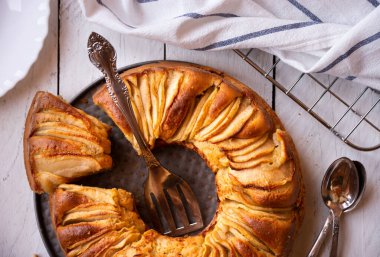 Dilimlenmiş elma ve kahverengi şekerli ev yapımı lezzetli elmalı turta
