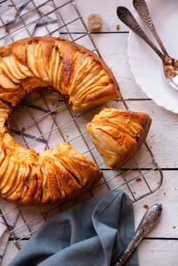 Dilimlenmiş elma ve kahverengi şekerli ev yapımı lezzetli elmalı turta