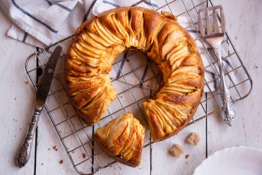 Dilimlenmiş elma ve kahverengi şekerli ev yapımı lezzetli elmalı turta
