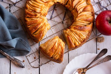 Dilimlenmiş elma ve kahverengi şekerli ev yapımı lezzetli elmalı turta