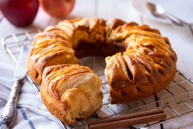 Dilimlenmiş elma ve kahverengi şekerli ev yapımı lezzetli elmalı turta