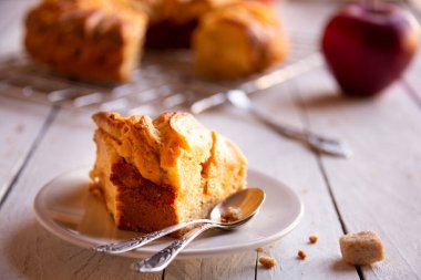 Dilimlenmiş elma ve kahverengi şekerli ev yapımı lezzetli elmalı turta