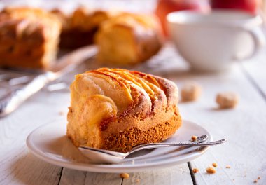 Dilimlenmiş elma ve kahverengi şekerli ev yapımı lezzetli elmalı turta