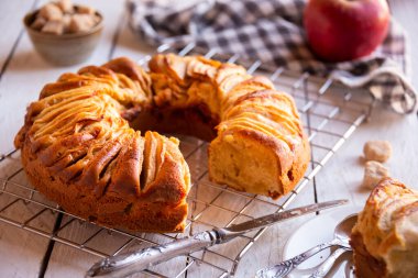Dilimlenmiş elma ve kahverengi şekerli ev yapımı lezzetli elmalı turta