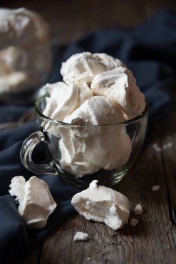 Yumurta ve şekerli leziz hafif tatlı