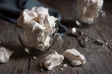 Yumurta ve şekerli leziz hafif tatlı