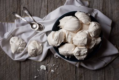 Yumurta ve şekerli leziz hafif tatlı