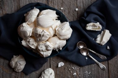 Yumurta ve şekerli leziz hafif tatlı