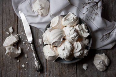 Yumurta ve şekerli leziz hafif tatlı