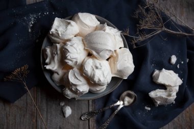 Yumurta ve şekerli leziz hafif tatlı