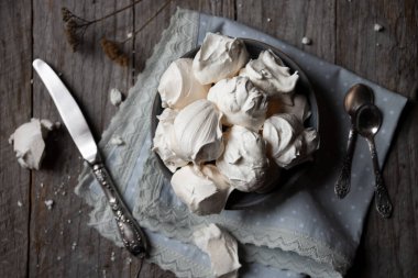 Yumurta ve şekerli leziz hafif tatlı