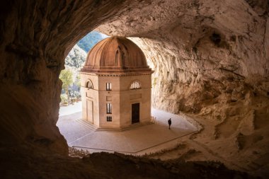 Bir kayanın içindeki kilise, İtalya 'daki Katolik şapeli.