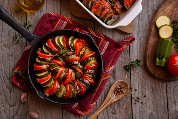 Pişmiş sebzeli ratatouille, geleneksel sebze yemeği.