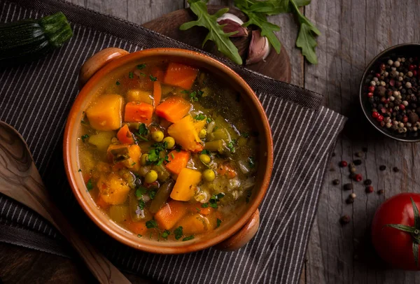 Sopa Verduras Con Perejil Sobre Fondo Madera Oscura — Foto de Stock