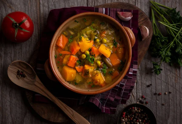 Sopa Verduras Con Perejil Sobre Fondo Madera Oscura — Foto de Stock