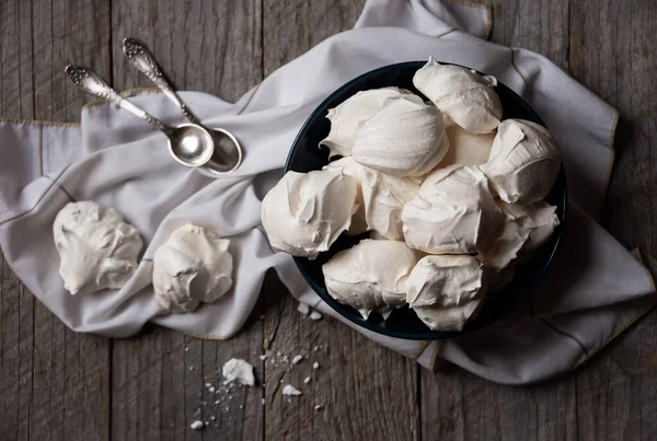 Yumurta ve şekerli leziz hafif tatlı