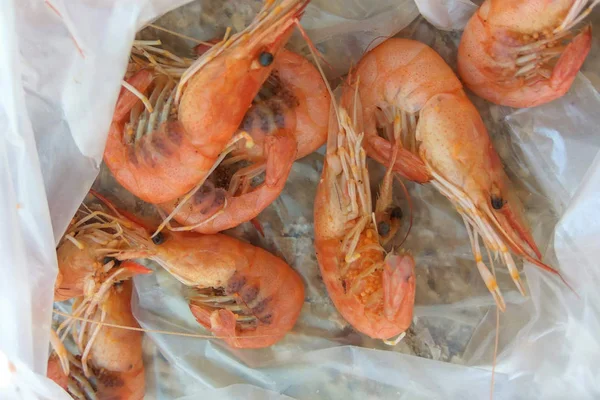 Bir paket içinde havyar ile haşlanmış karides.