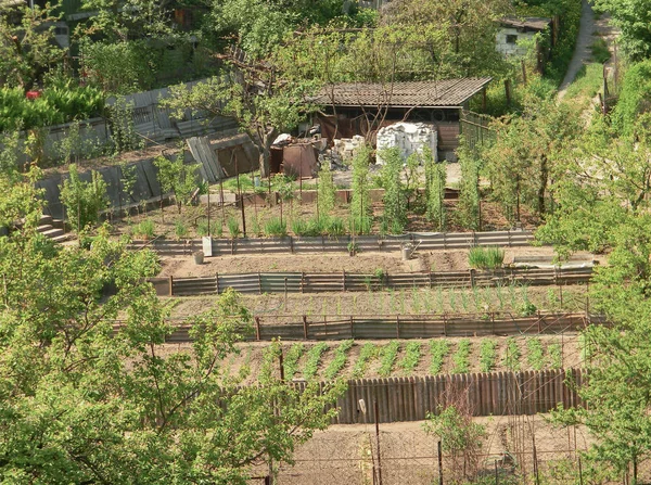Tatil köyünde çok katmanlı bir teras.