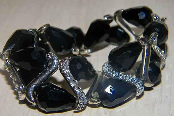 Yarı değerli taşların siyah bilezik. Hand.close-up adlı fotoğrafa Bayan Takı