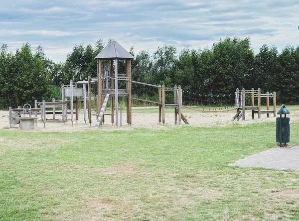 Küçük çocukların oyun alanı, oyun alanı, tırmanma çerçevesi.
