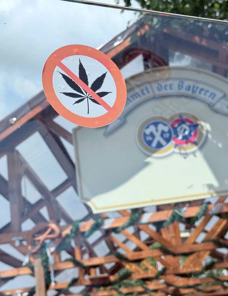 Hollanda, Amsterdam 'da esrar içilen bir kahve dükkanının önündeki bankta 