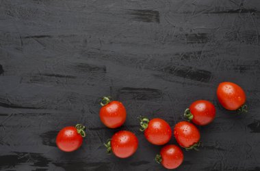 Taze çiğ küçük domates üstten görünüm karanlık tablo 