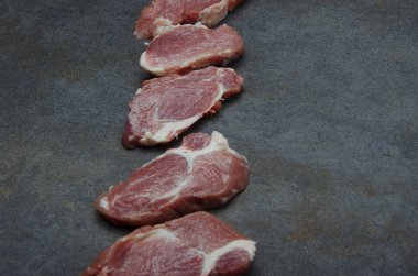 Hazırlık Barbekü, taze et gri masada parçaları için