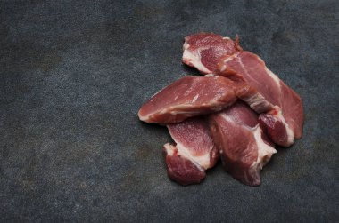 Taze et karanlık masada parçaları yığını