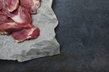 Kağıt mutfak yedekleme üzerinde çiğ et dilimleri