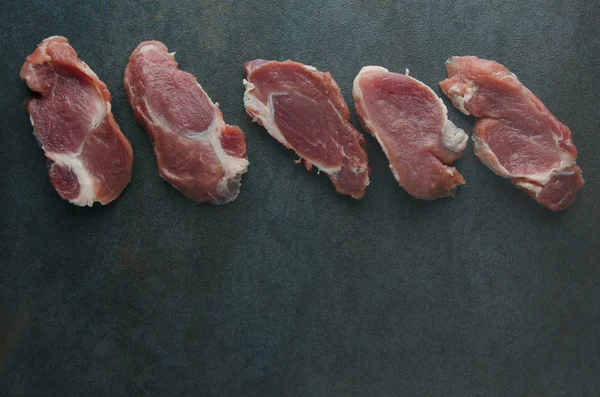 Taze et satır üstten görünüm karanlık masada