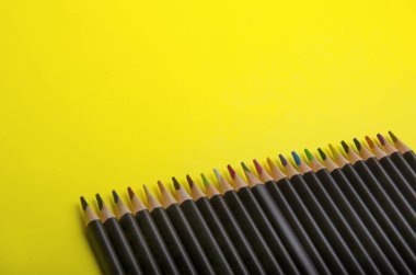 Tasarım için boş alan ile renkli kalemler