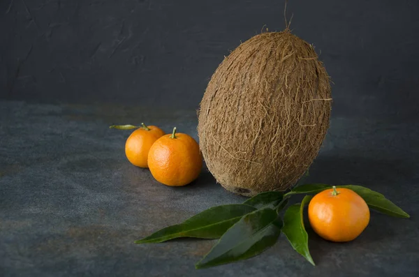 Tropische Kokosnuss Mandarinen Frische Grüne Blätter Auf Dunkler Oberfläche — Stockfoto