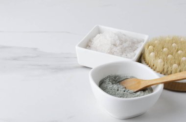 Beyaz kil, closeup banyo beyaz mermer masada tuz ve vücut fırçası