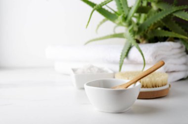 Konteyner ile beyaz kil ve kaşık, closeup vücut fırçası, banyo tuzu