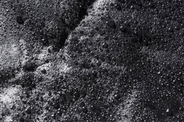 Siyah deri üstünde su damlaları ile yaşlı