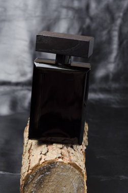 Deri arka plan ağaç parçası parfüm şişe