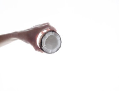 Yarısı kadın elinde Hindistan cevizi. Beyaz arka plan karşı dökme Hindistan cevizi sütü kavramı