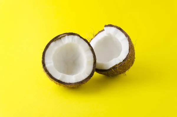 노란색 바탕에 코코넛 — 스톡 사진