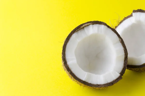 Brigth 노란색 배경에 깨진된 코코넛의 — 스톡 사진
