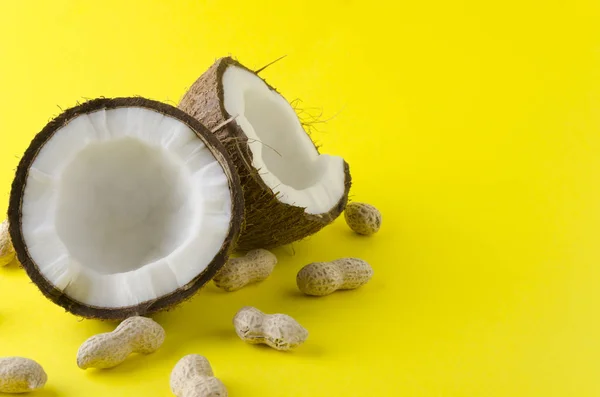 Drcené Kokosové Arašídy Skořápce Světlé Pozadí Kopírování Prostor — Stock fotografie