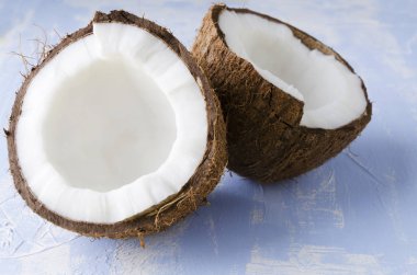 Crecked taze Hindistan cevizi mavi zemin üzerine portre