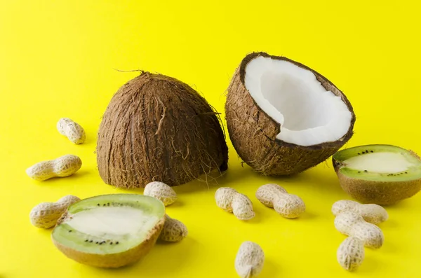 Kokos Oříšky Kiwi Žluté Jasné Povrchu Pojetí Cestování Dovolené Exotických — Stock fotografie