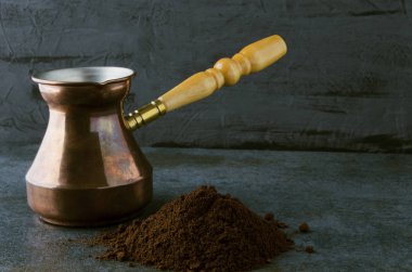 Zemin kahve, pot - karanlık mutfakta sabah kahve hazırlama