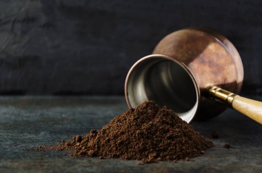 Zemin kahve özel pot fot karşı yığın. Karanlık ruh hali