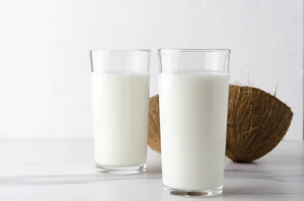 Deux Verres Kéfir Lait Coco Biologique Sur Table Blanche Propre — Photo