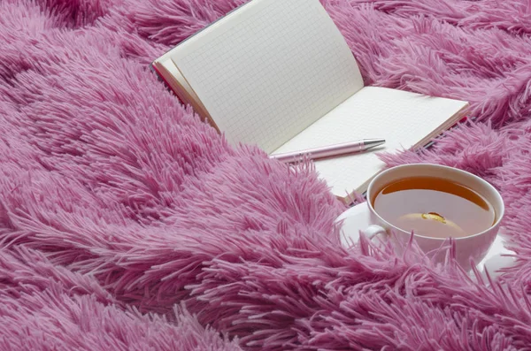 Notebook Chá Com Limão Cobertor Rosa Brilhante Relaxe Tempo Planejamento — Fotografia de Stock