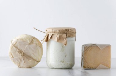 Peynir tablosundaki ürün yelpazesine satır. Gouda, ricotta, peynir. Beyaz arka plan karşı geleneksel lezzetli peynir