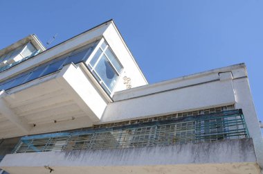 Beyaz mavi gökyüzü karşı kırık camlar ile bina. Binanın düz çizgiler. Fotoğraf alttan üste