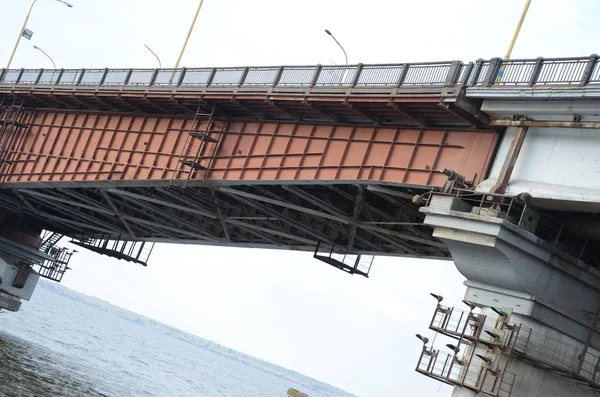 Lange Metalen Brug Rivier Stad Oude Bouw — Stockfoto